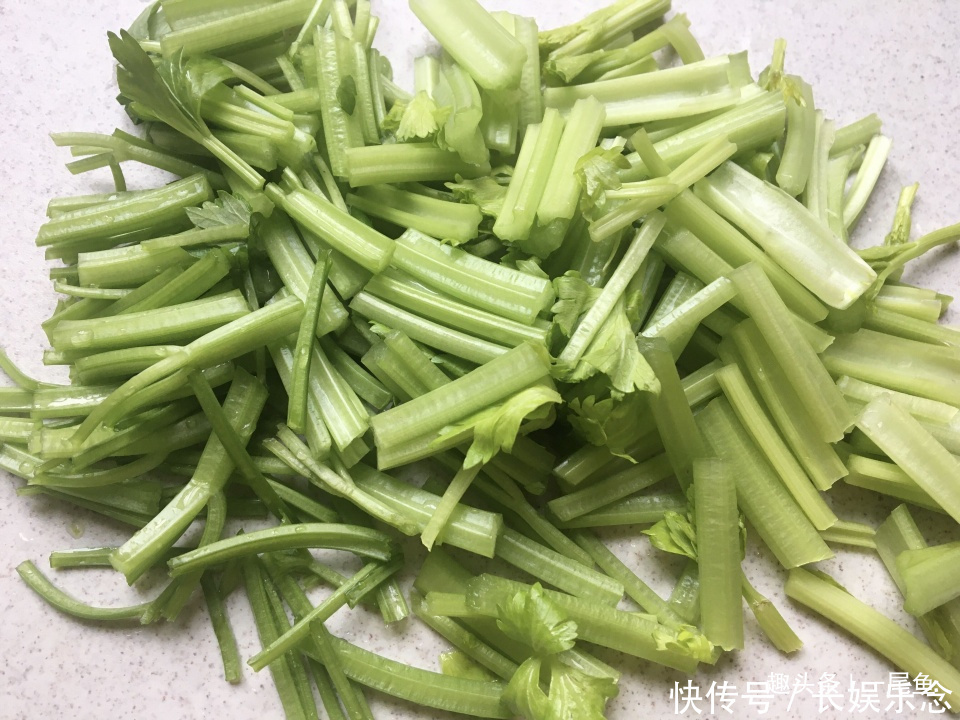 春天這菜我家經常吃,清爽開胃又好吃,簡單快手,孩子常吃身體棒