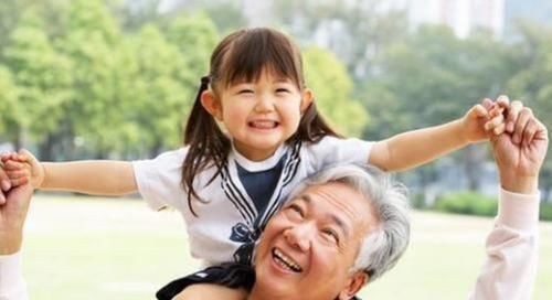 夫妻二人|“生二胎”和“不生二胎”的家庭,20年后的差距,真不是一般大