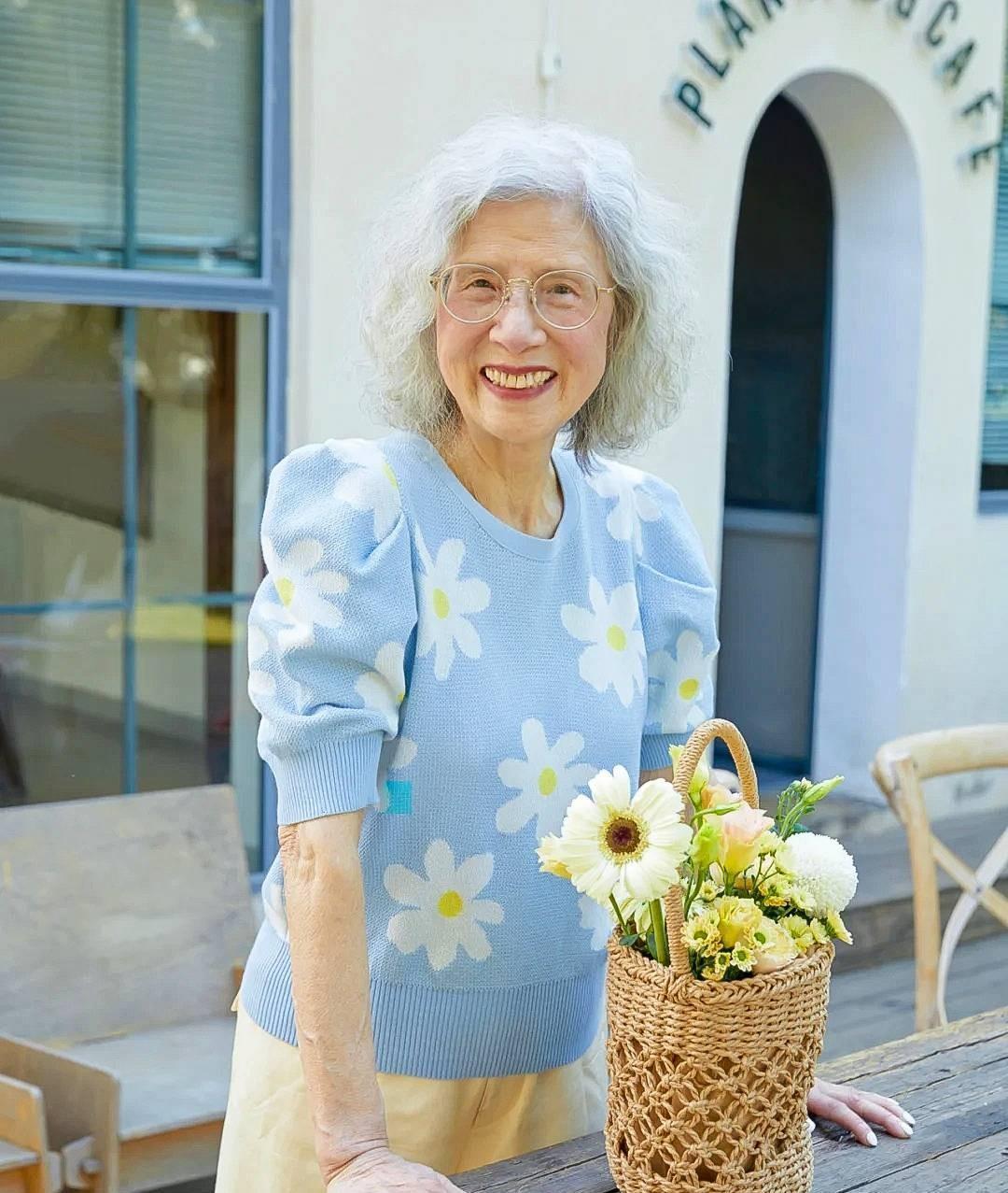 奶奶|谁说头发花白就老了?这位大龄奶奶靠色彩搭配成赢家,状态像少女