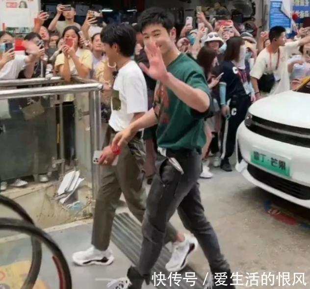 底鞋|當丁真姚安娜和黃曉明同框時,身高差太顯眼,怪不得曉明穿厚底鞋