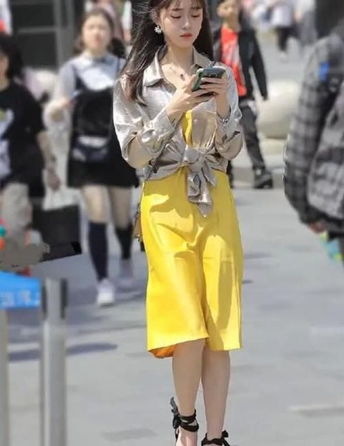 运动背心|美女身穿白色运动背心，搭配蓝色瑜伽裤，展现简约清新的美！