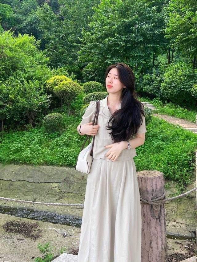 淡雅 40+女生秋天备这3条裙子,搭配西服、针织衫更优雅,时髦又减龄