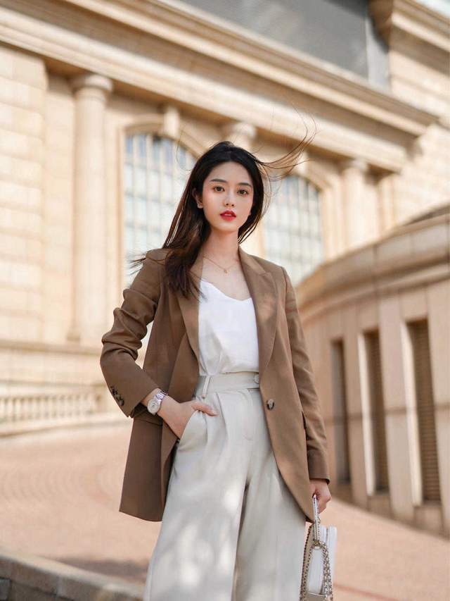 阔腿裤|中年女人怎么穿才洋气?大地色西服搭配白色阔腿裤,高级干练