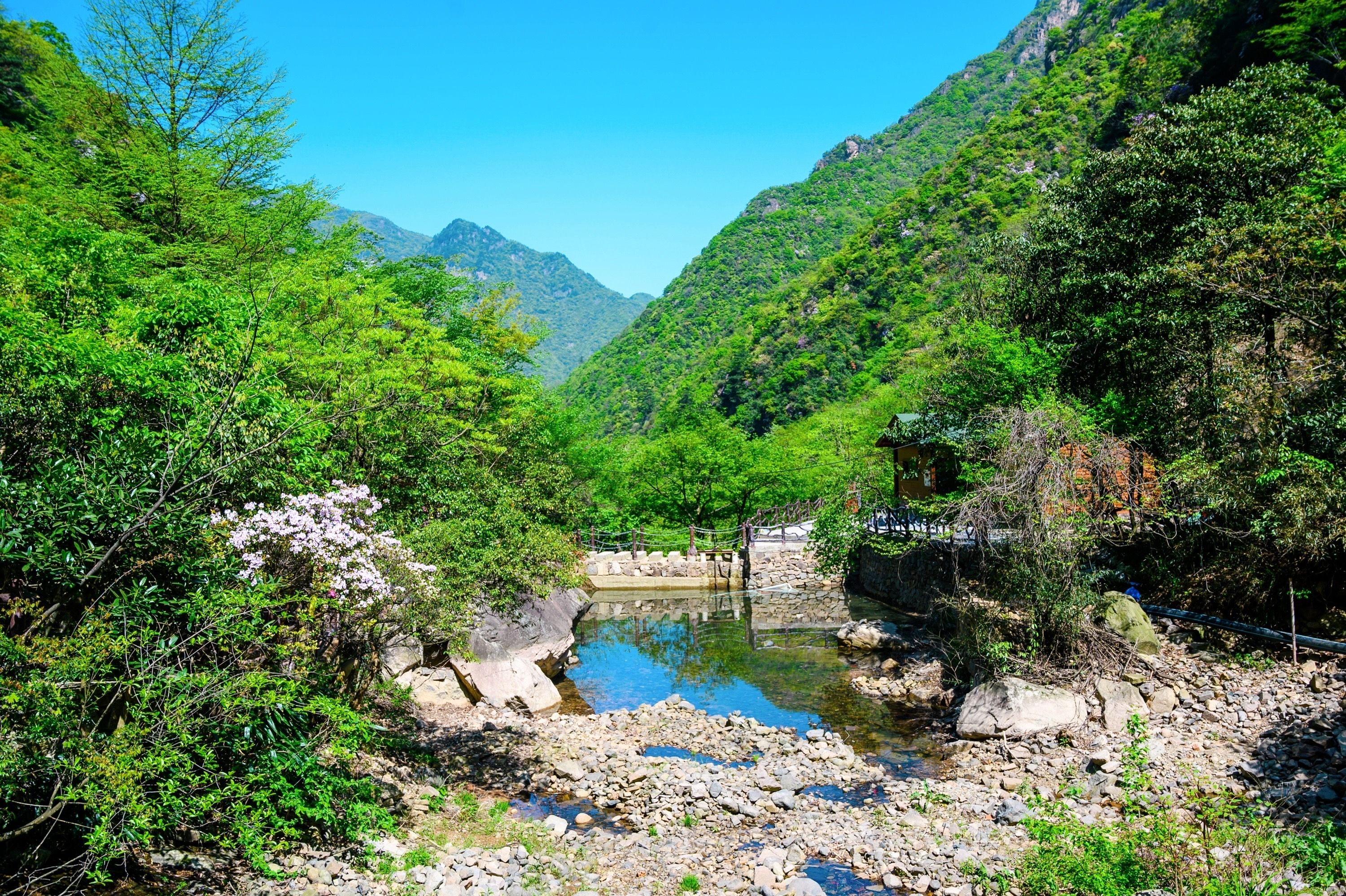 安吉浙北大峡谷，北纬30度线上的奇特山景，九大游乐项目等你挑战