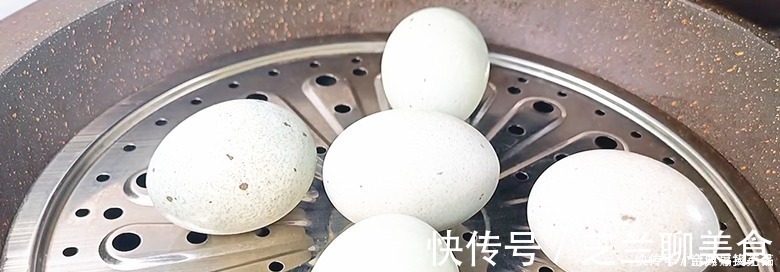 黑暗料理|皮蛋放锅里蒸一蒸，饭店一份要48，在家成本8元，待客有面子