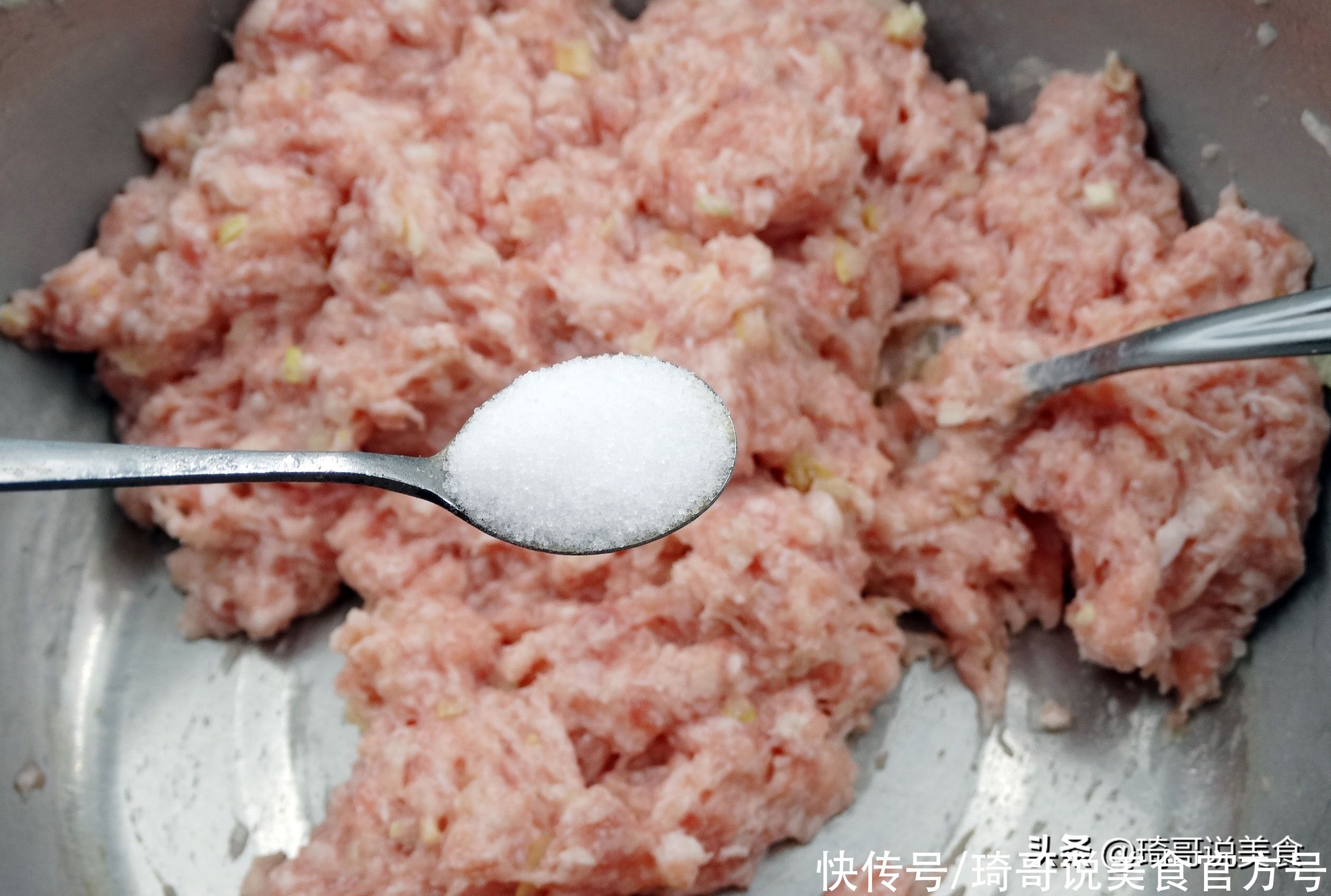 调万能饺子馅，口诀“剁盐水油”，肉馅油润鲜香，包子馄饨全能用