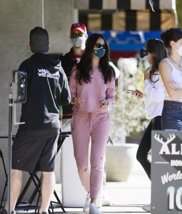 飘飘|埃扎冈萨雷斯穿粉色运动装, 长发飘飘太有健美气质, 又美又飒