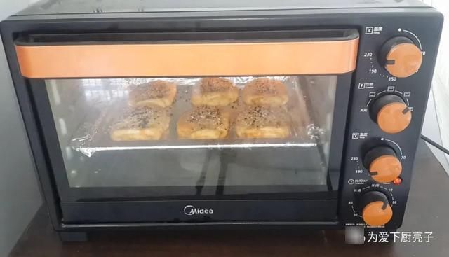 椰蓉酥|2个鸡蛋，半斤面粉，不蒸馒头不烙饼，酥到掉渣，看着就流口水了