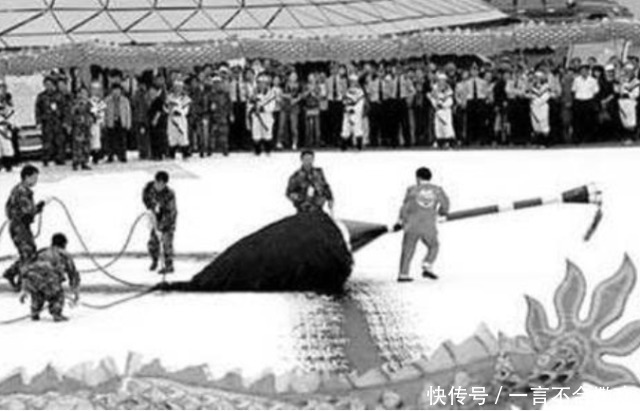 中国|中国顶级“书法家”,现场写出50米“巨龙”,吸引群众围观