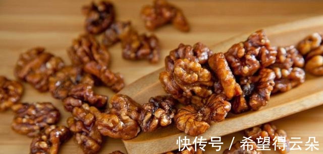家常版小零食琥珀核桃仁,口感酥脆,一口一个,甜甜的超好吃!