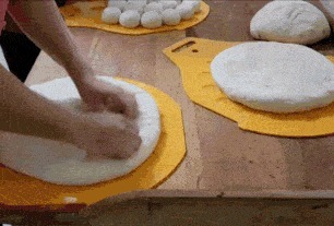 |搞笑GIF:跳舞的美女一般都这么有气质,在说什么我听不到