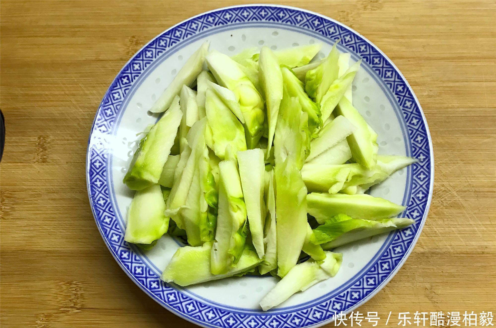 它没有肉菜贵，但在蔬菜中算是贵的，不过营养价值对得起它的价格