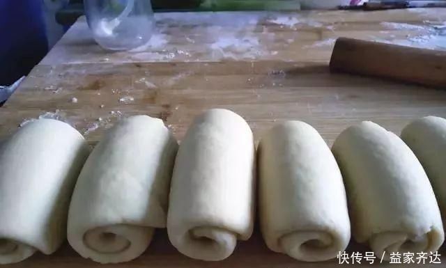 家里有面粉和鸡蛋,就能做面包,不用烤箱,有电饭锅或都蒸锅就行