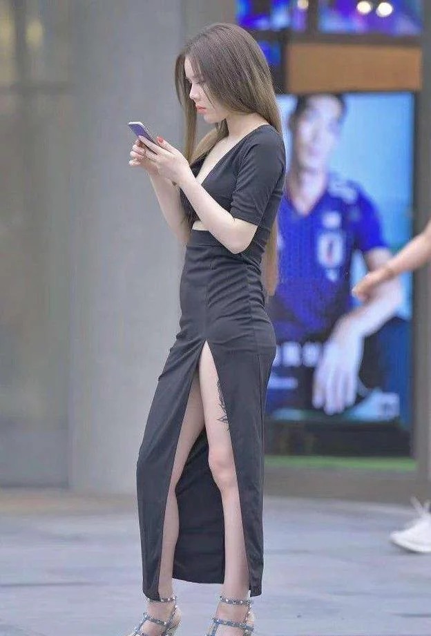 街拍：穿开衩连衣裙的小姐姐，身材好气质佳，甜美可爱