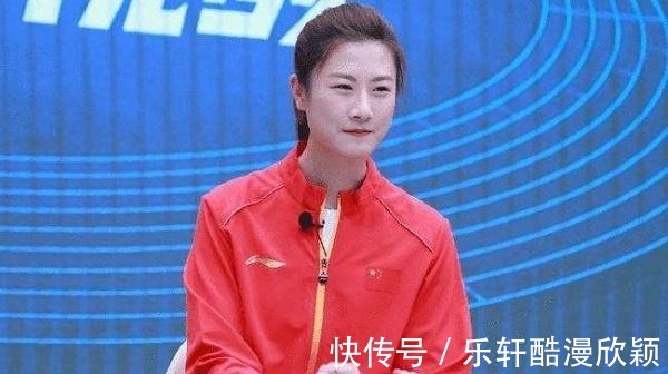 国乒女队|人生赢家!丁宁与神秘男子牵手逛街,网友看背影像方博