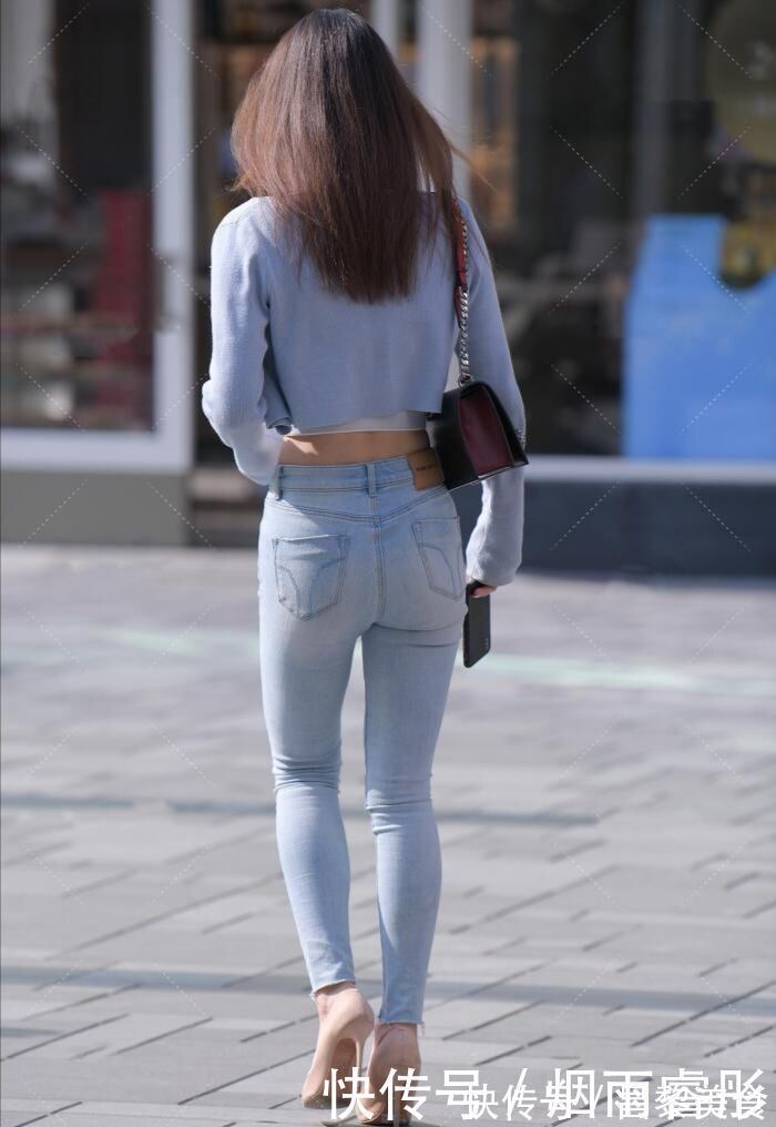 穿搭 运动风也能穿出精致感,小姐姐露脐装搭牛仔裤有魅力,经典不过时
