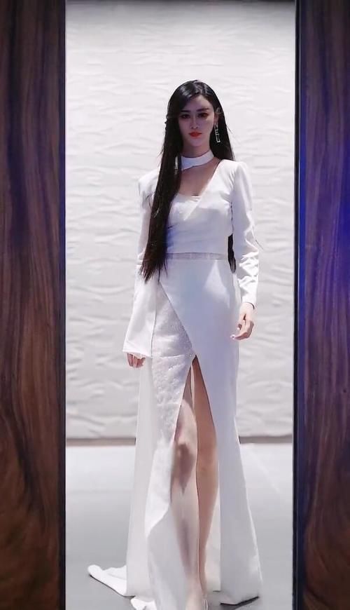 美女 白色长裙穿搭,仙气飘飘展现时尚魅力,端庄大气!