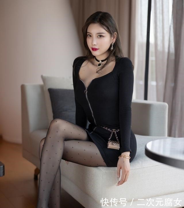 修身 黑色修身连衣裙搭配高跟鞋,优雅又从容又时尚迷人!