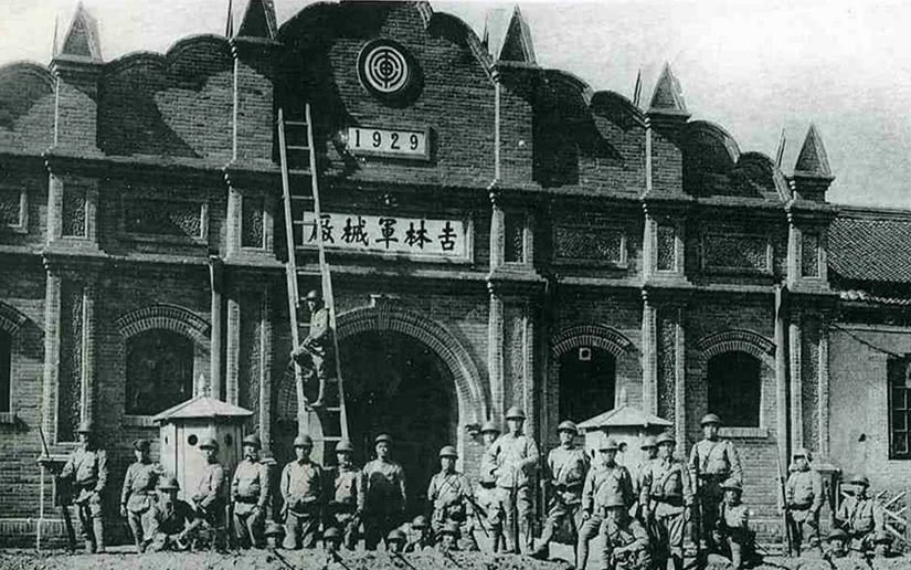 镜头|镜头下真实的日本鬼子,图3砍下抗日英雄头颅,图5给日军喂马的女汉奸!