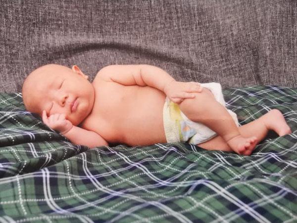豆豆|新晋宝妈晒宝宝搞怪睡姿照，朋友评论孩子有问题，快带去检查下