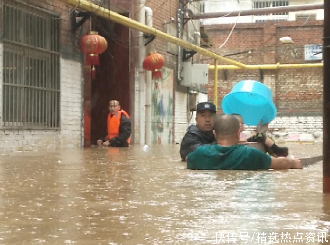 暴雨|好温暖！暴雨中的这把“脸盆伞”