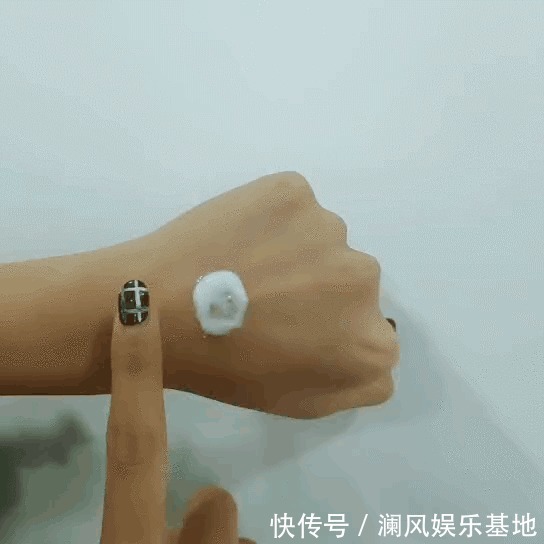 女人的包包里除了钥匙,这6个常用品不可少!不占地方还大有用途