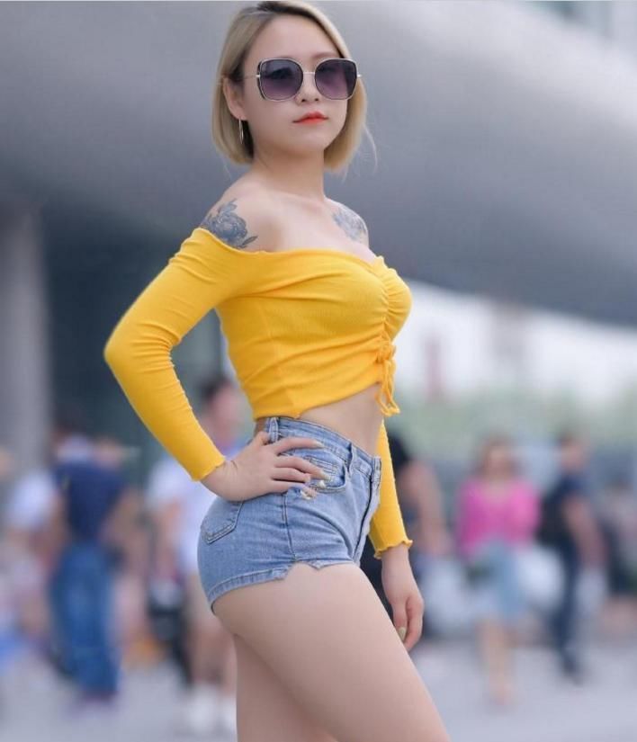 露脐装|街拍身材丰腴的小姐姐,露脐装的简约穿搭,尽显时尚气质