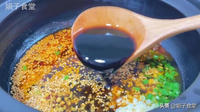 猪肉饺子好吃有窍门,调馅多加这一步,比饺子馆的好吃,又鲜又香