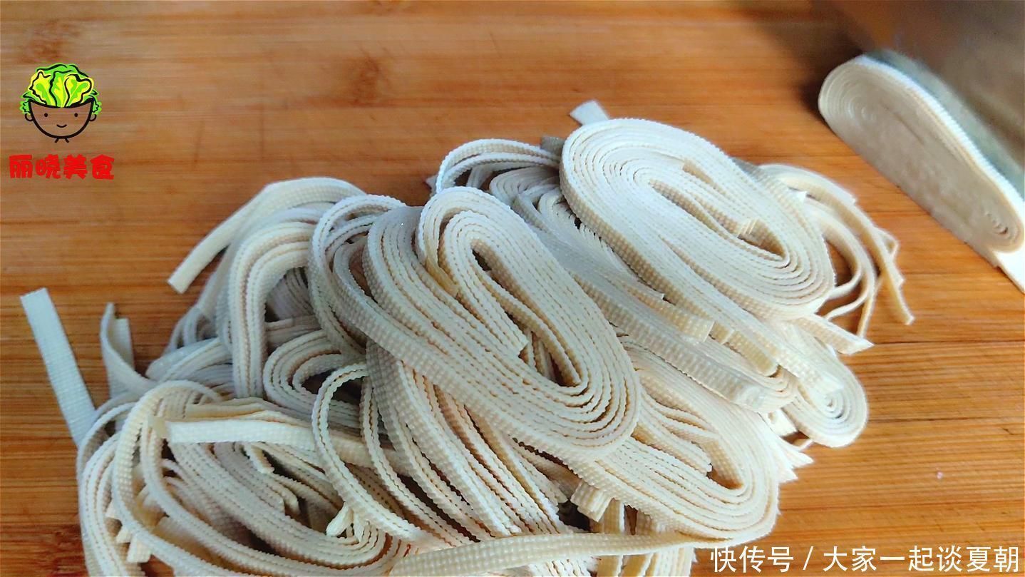 豆腐皮别炒菜了，教你好吃做法，我家一周吃5次，真的是太解馋了