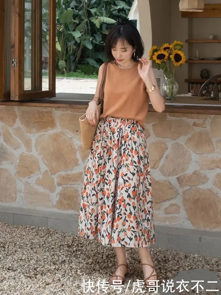 半裙|会穿“碎花半裙”的女人不显老，夏季这样搭，40岁比20岁还漂亮