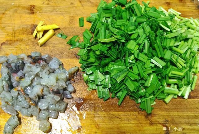 韭菜炒蛋你吃够了吗?换个食材这样做,不放味精也鲜美,孩子爱吃