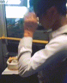 |搞笑GIF:漂亮的妹子都很有礼貌