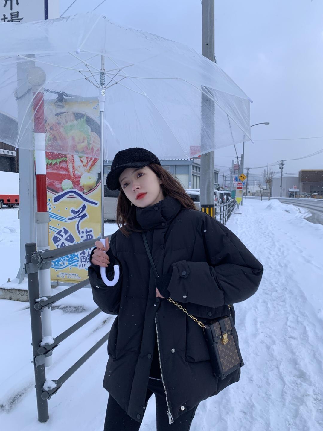 黑白配 简单的黑色羽绒服低调又大气,今冬备上一件,长款短款都好看