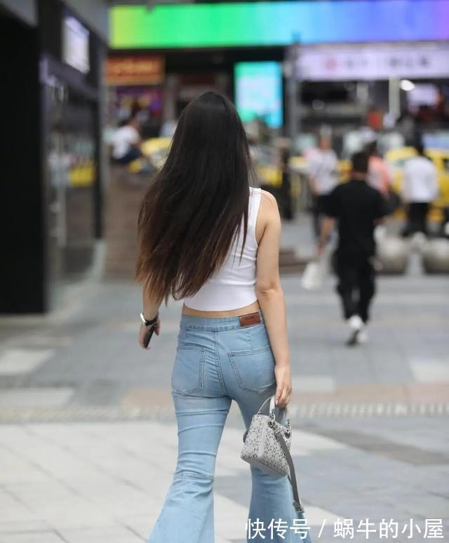 l一条充满热情的深沉瑜伽裤,随性潮流又显俏皮可爱,秀出美腿