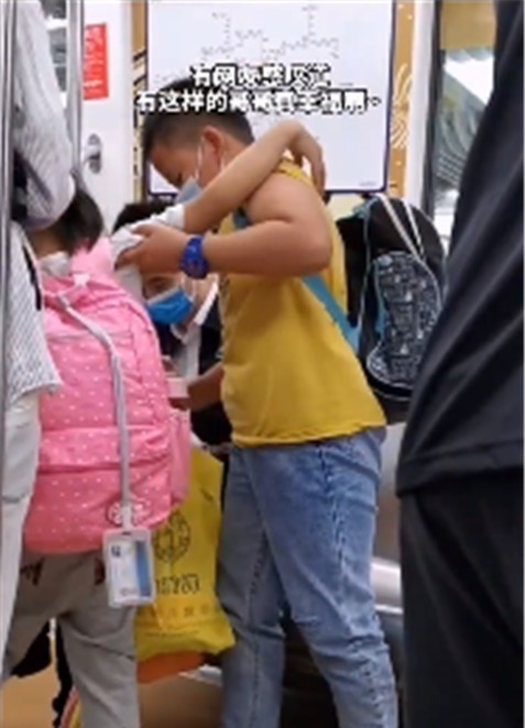 孩子们|妹妹地铁上犯困想睡觉,哥哥贴心照顾惹人羡,网友:有哥哥真好