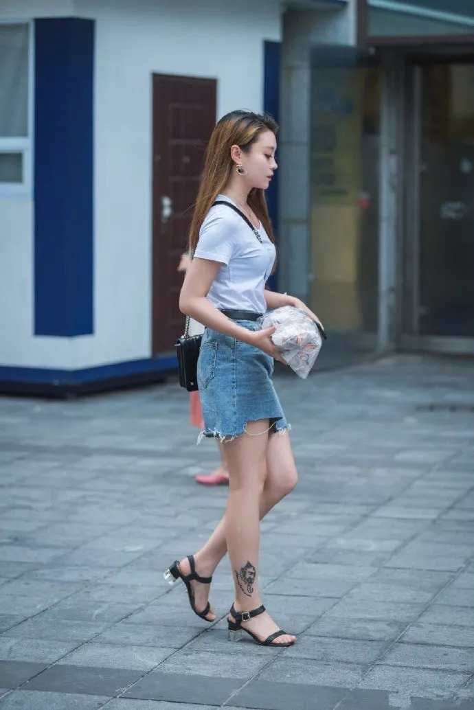 街拍:高跟鞋优雅时尚,穿搭出街散发出迷人气息