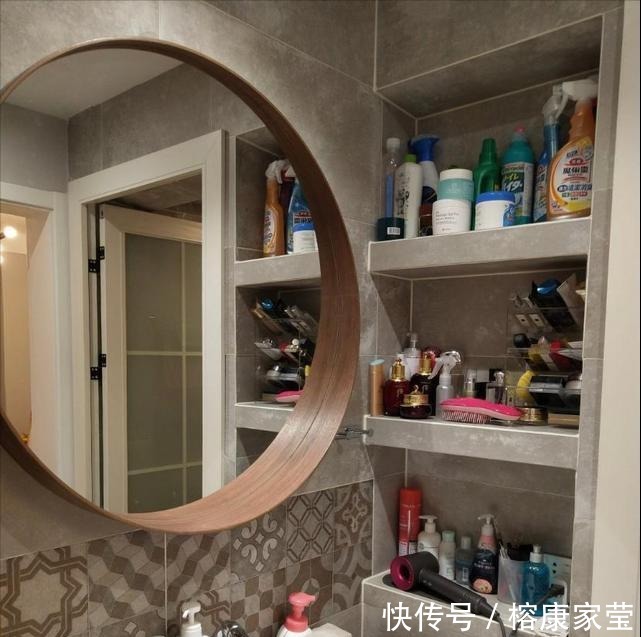 收纳|你家马桶上还在挂毛巾架吗？建议学学年轻人的方法，精致又好用