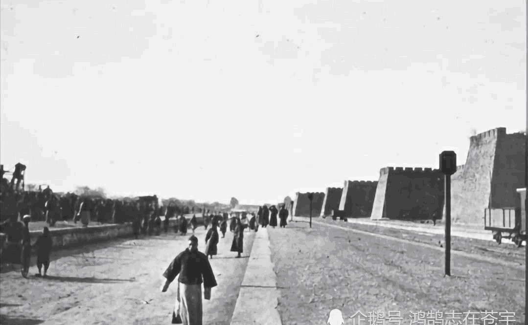 照片|清末罕见照片,小妾在正妻面前噤若寒蝉,图九男子挂两张虎皮练摊