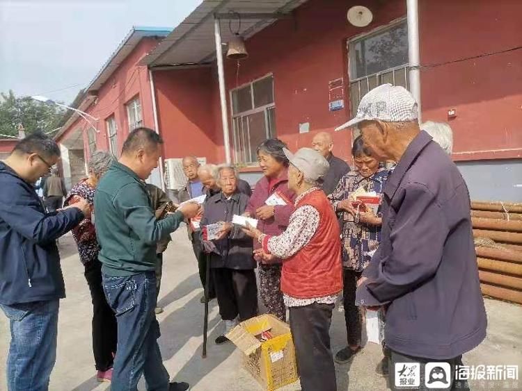 魏俊怡|平阴县党史研究中心为前大峪村老人送去“精神食粮”