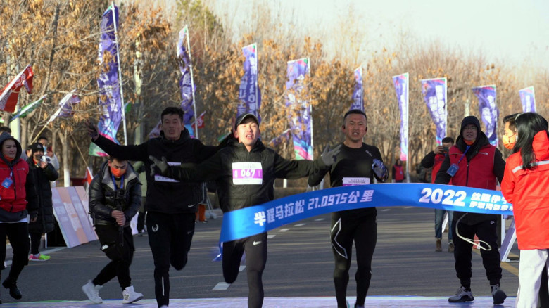 马拉松赛|“丝路伊宁 喜迎冬奥”2022伊犁河冬季半程马拉松赛鸣枪开跑