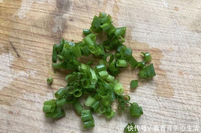 八月孩子迷上了这早餐,简单炒一炒就出锅,软糯Q弹,香辣过瘾