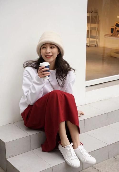 红色系穿搭又来了，学这一身造型搭配点帽子，最好看了