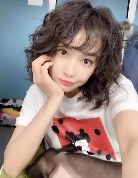 羊毛卷 真正会打扮的女人,通常会留的“5种”发型,轻松遮盖发际线问题