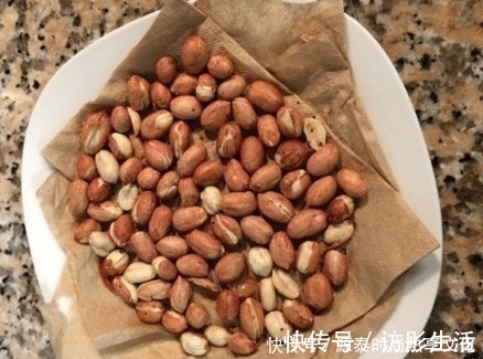 花生米不用炒,用盐水泡一泡,比炒的好吃,鲜香酥脆,越吃越过瘾