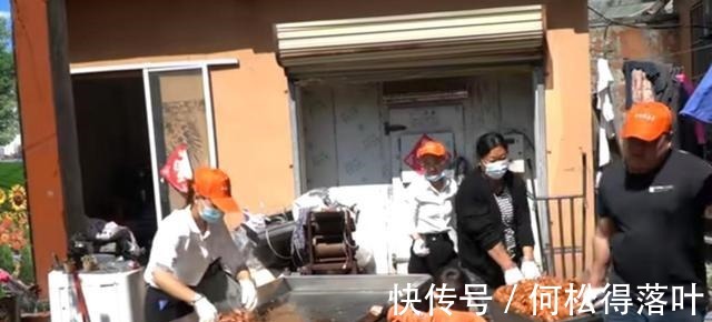 大叔擅长做小吃,女儿去给她当助手,5元一个出摊1小时就抢光!