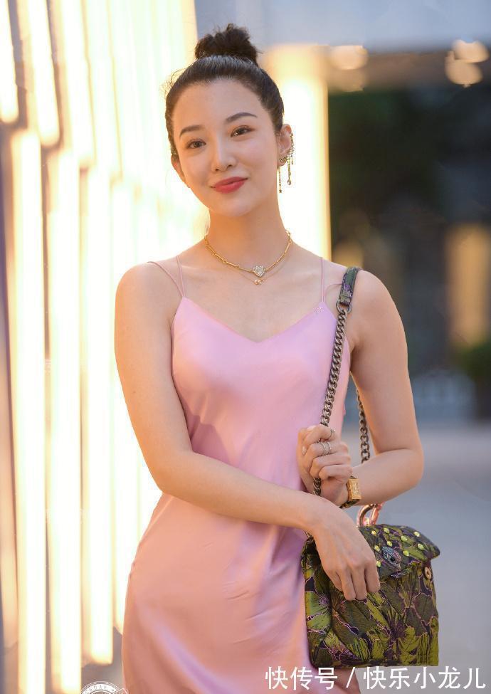 连衣裙 年轻自信的连衣裙穿搭随心又时髦,简约不失大气,时尚新颖