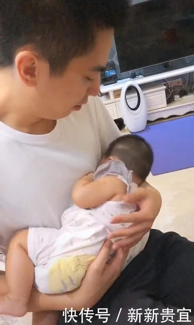 黑山老妖|爸爸强硬“命令”宝宝睡觉,宝宝趴爸爸怀里假睡,大眼睛滴溜溜乱转笑翻妈妈