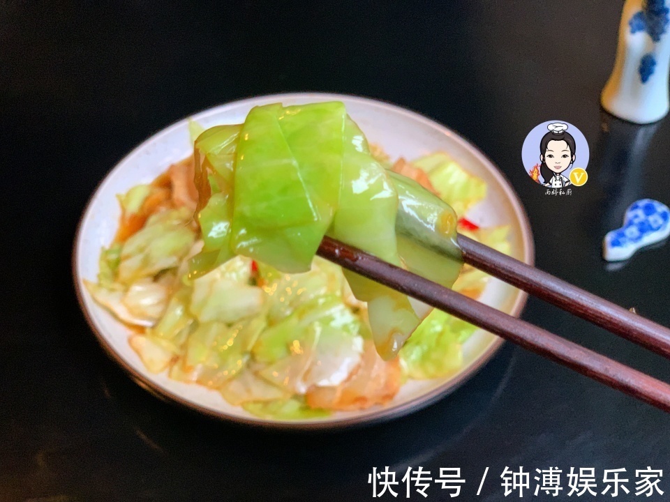 调味汁|炒包菜时,别直接下锅炒,掌握1个诀窍,包菜又香又脆不出水!