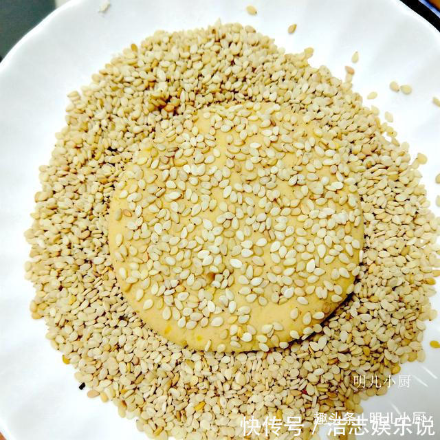 香甜|南瓜和它是绝配,做成小饼,咬一口香甜软糯,早餐孩子吃得欢