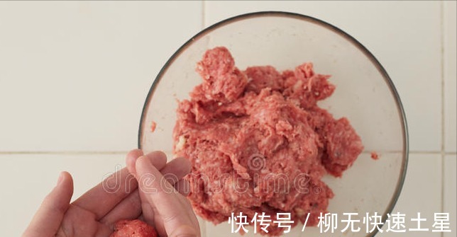 玉米淀粉|炸肉丸，别只会放面粉了，多放3样，丸子外酥里软，凉了也不硬！